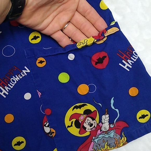 Women's Disney Mickey Mouse and Minnie Mouse Halloween 🎃 Scrub Top Size Large - Picture 5 of 6